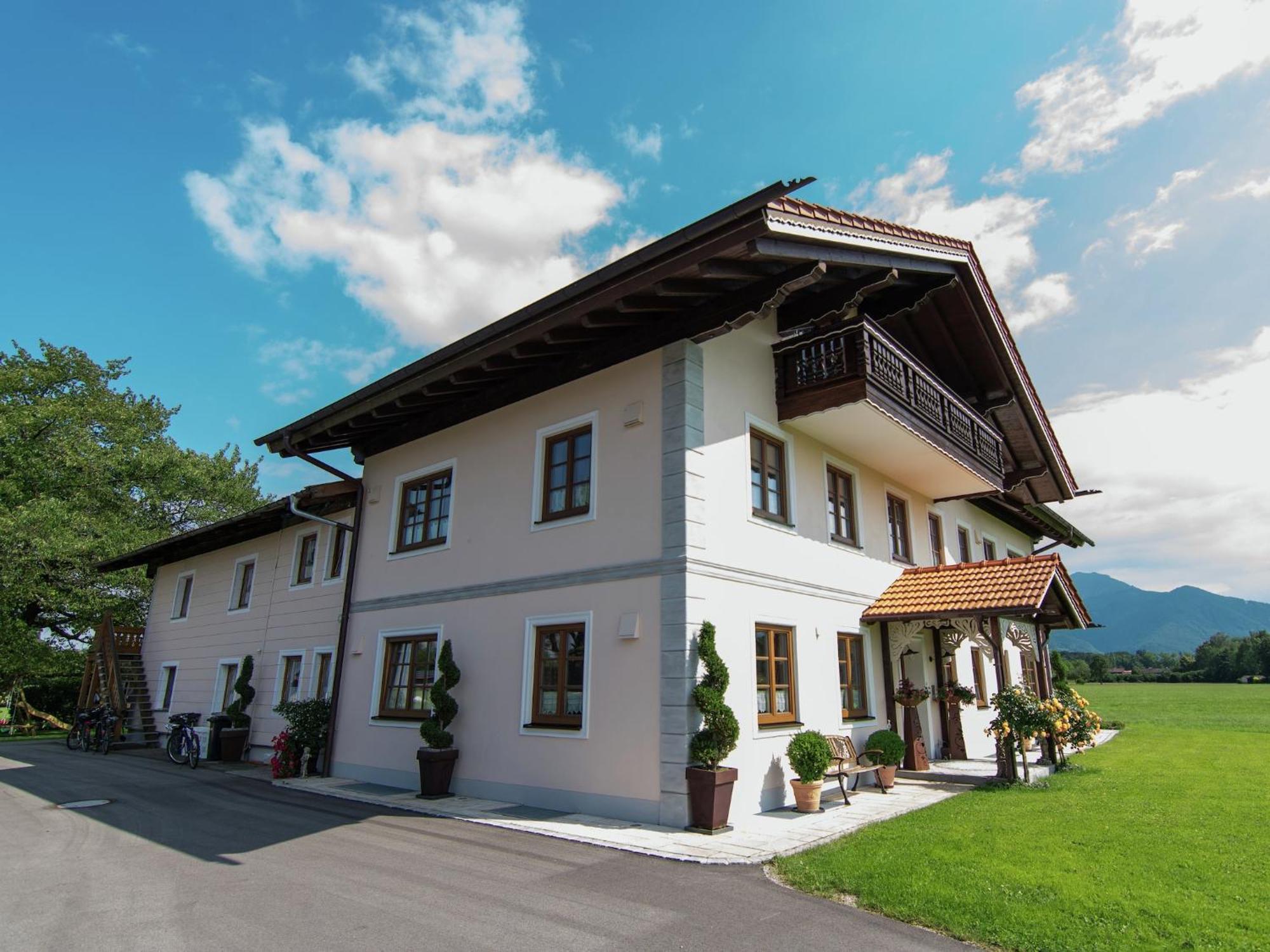 Alluring Holiday Home In Ubersee With Whirlpool Екстериор снимка